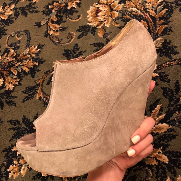 Gently USED Steve Madden Whistle Wedges. Size 8 - Picture 4 of 5